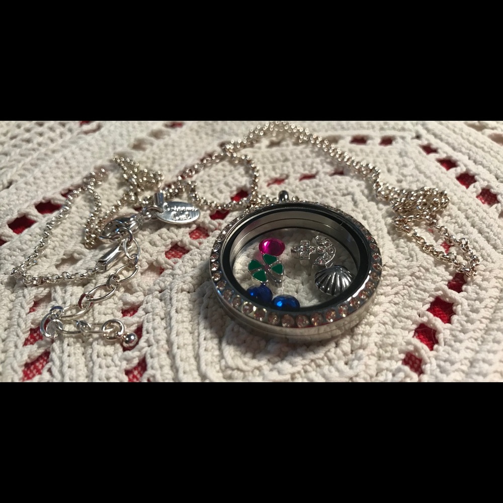 Origami Owl Necklace..Pretty Floating Charms..😊